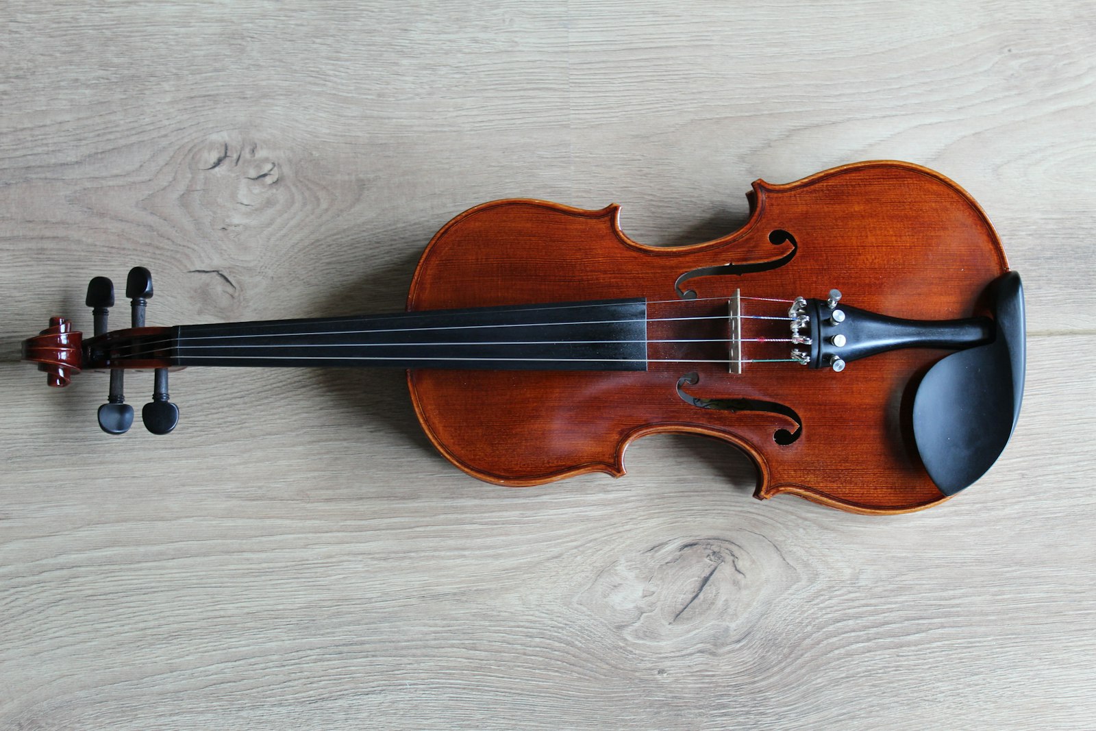 Un violín sobre una superficie de madera clara